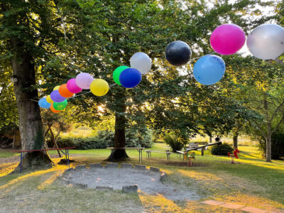 starkmacher luftballons auf einer leine