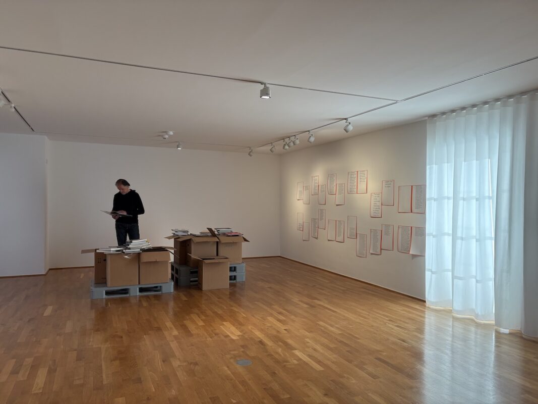 Die unfertige Bibliothek in der Villa Stuck. Die Kisten dürfen mit ausgepackt werden.