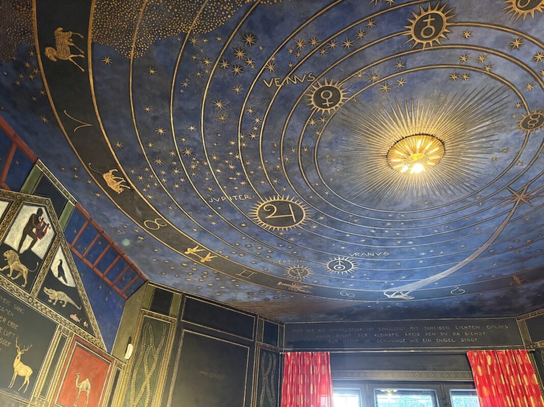 Der Blick auf die Decke des Musikraums in der Villa Stuck zeigt den Sternenhimmel mit Planeten und Sternbildern.