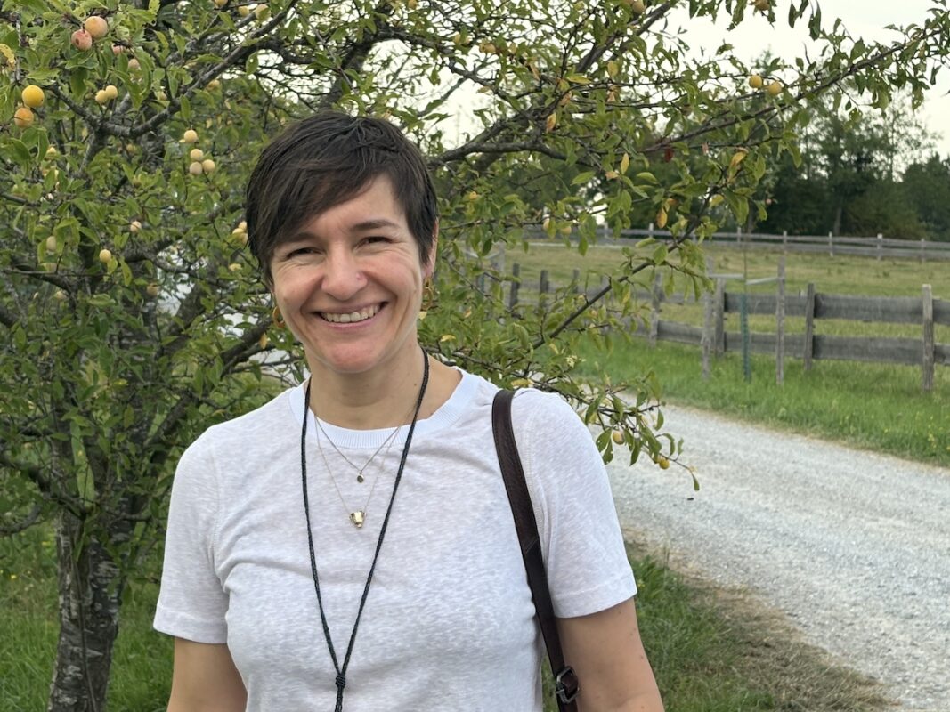 ramona weyde portrait vor einem mirabellenbaum