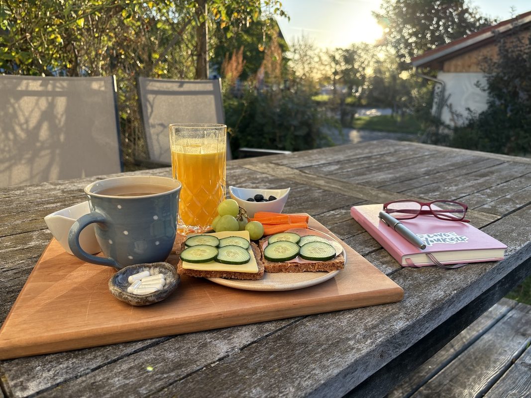 frühstück im septemberlich mit journal und füller